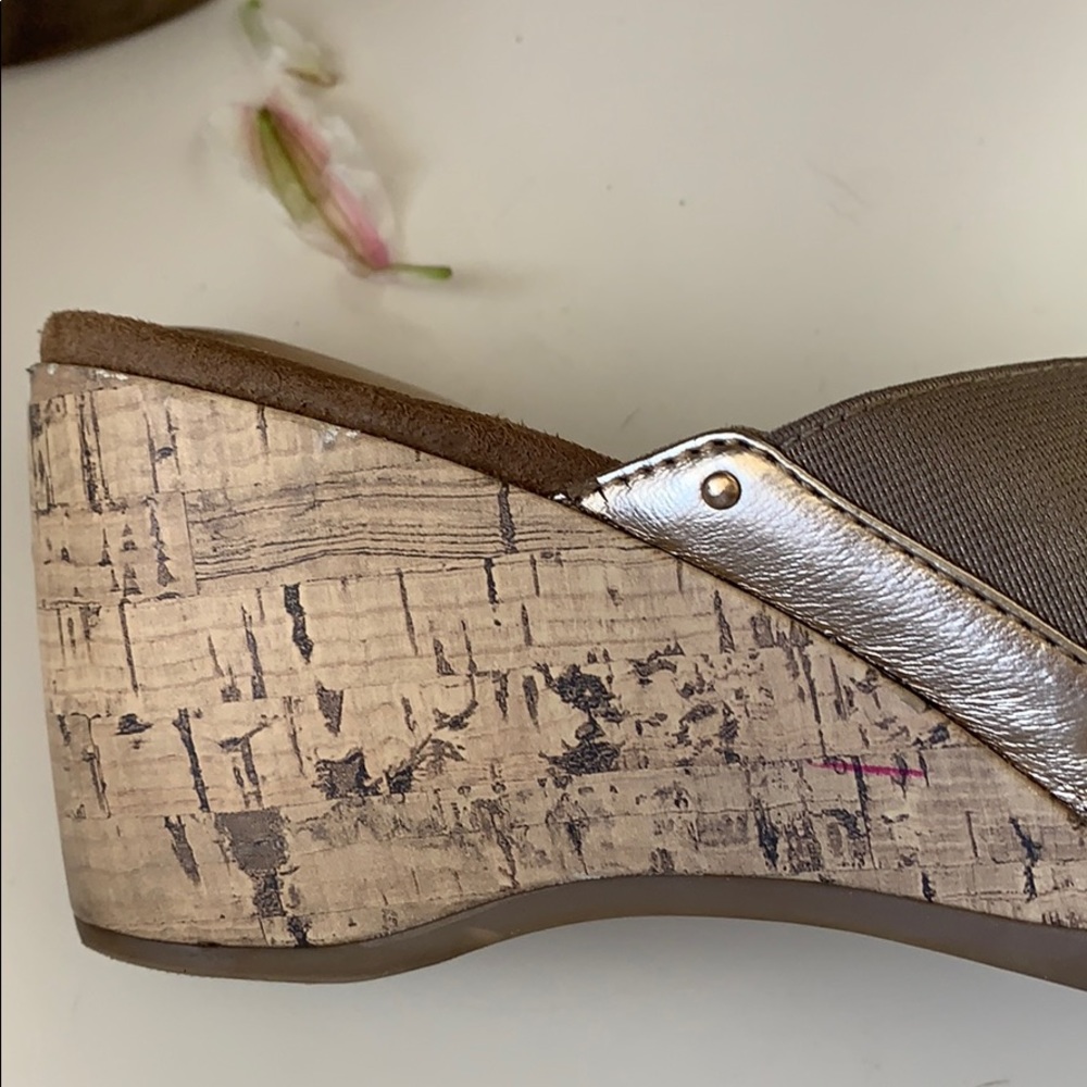 Gianni Bernini Gold Tone/Taupe Cork Wedge Sandals - Picture 7 of 8